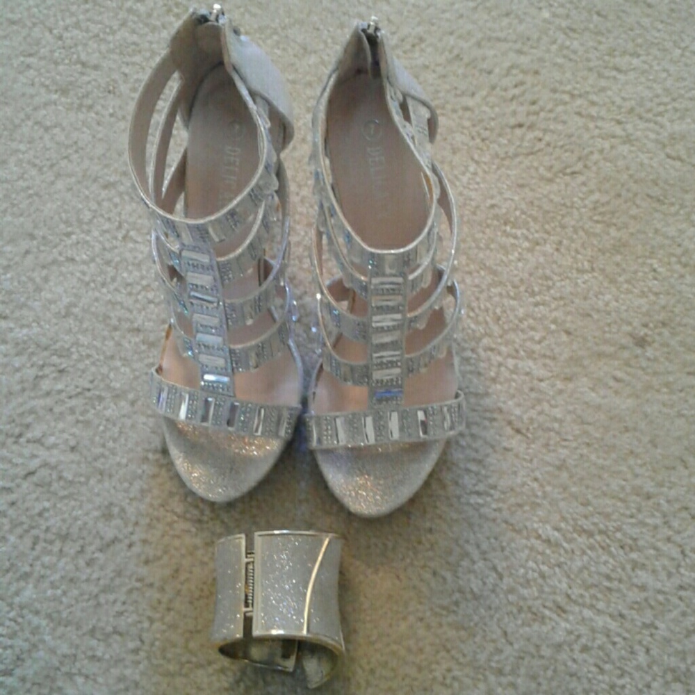 Delicacy size 7 with the bracelet